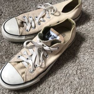 Beige low top converse sneakers